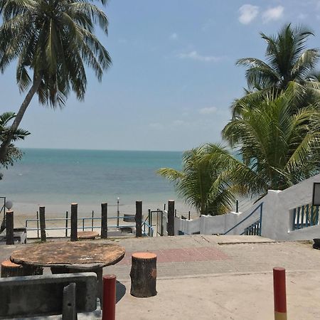 Newly Renovated Comfy Beachfront View At Seri Bulan ポートディクソン エクステリア 写真