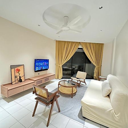 Newly Renovated Comfy Beachfront View At Seri Bulan ポートディクソン エクステリア 写真