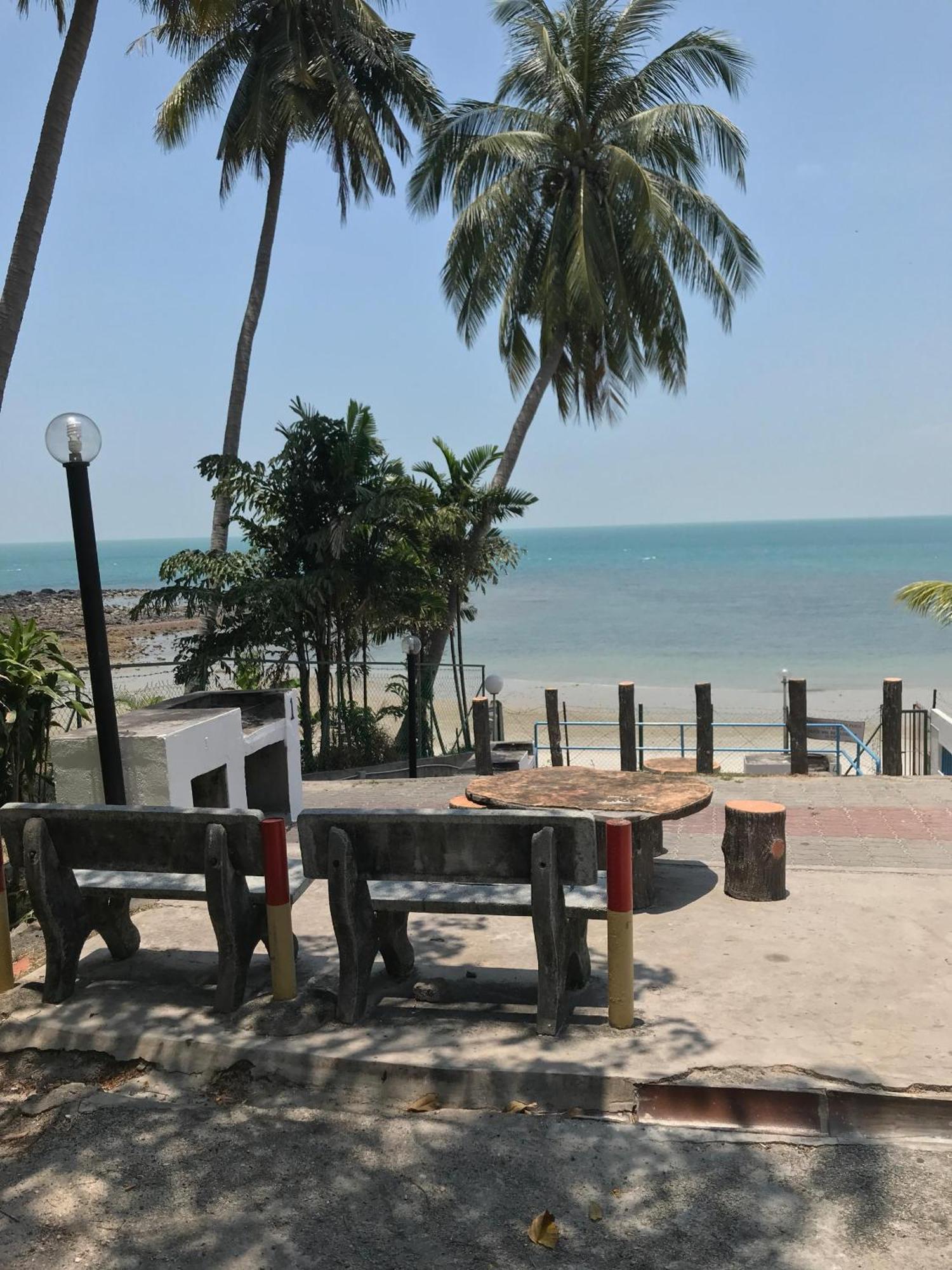 Newly Renovated Comfy Beachfront View At Seri Bulan ポートディクソン エクステリア 写真