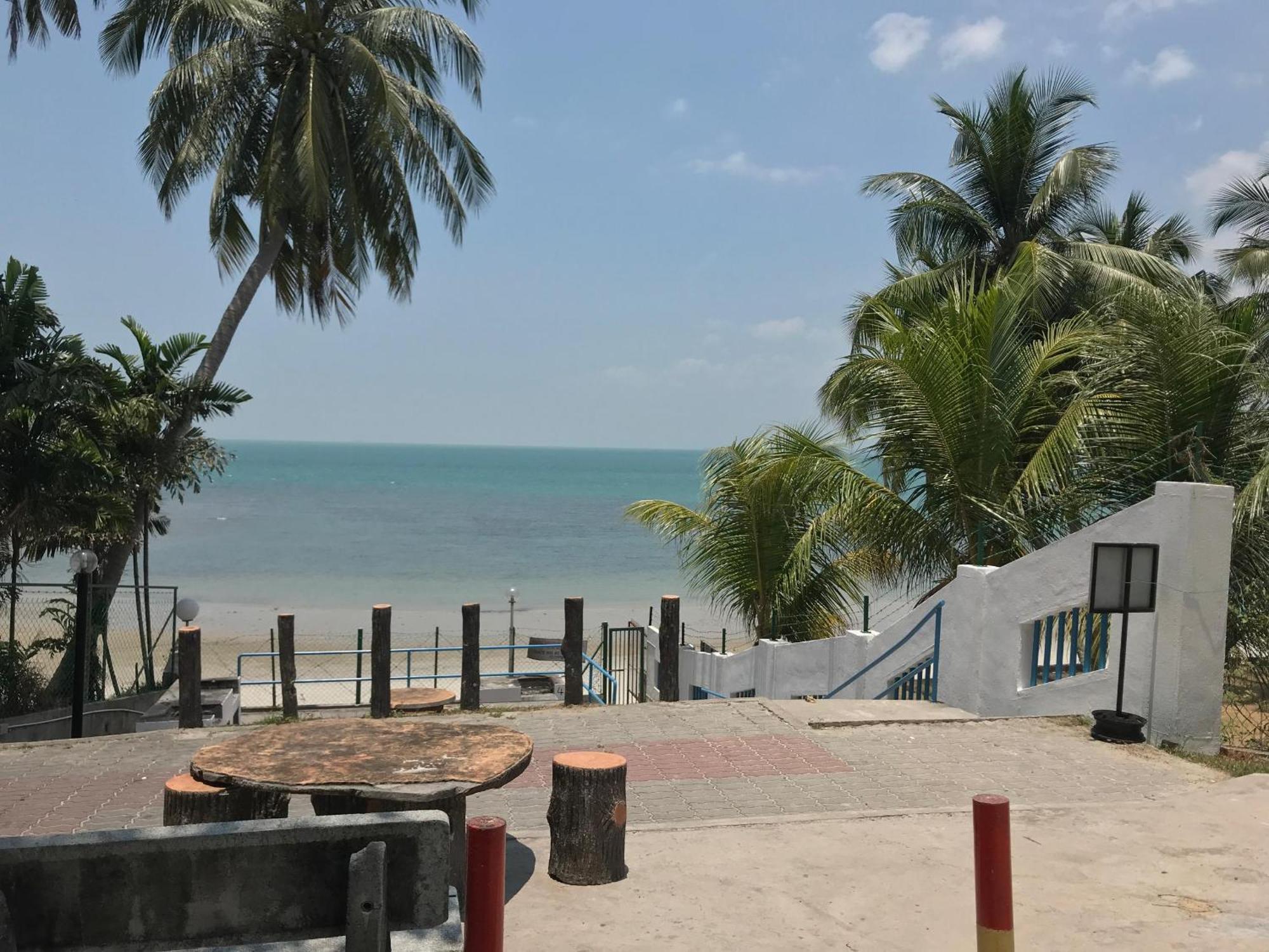 Newly Renovated Comfy Beachfront View At Seri Bulan ポートディクソン エクステリア 写真