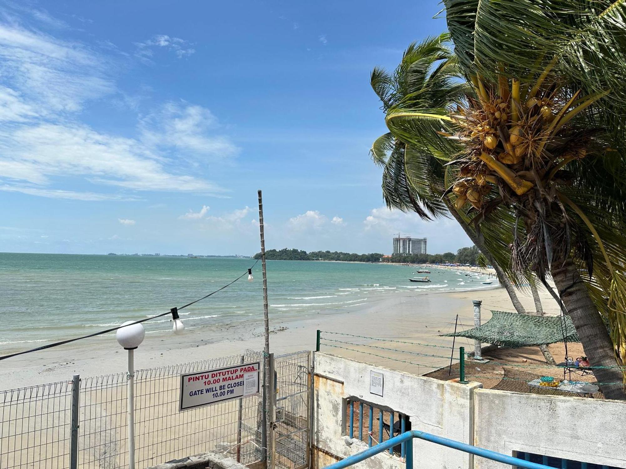 Newly Renovated Comfy Beachfront View At Seri Bulan ポートディクソン エクステリア 写真