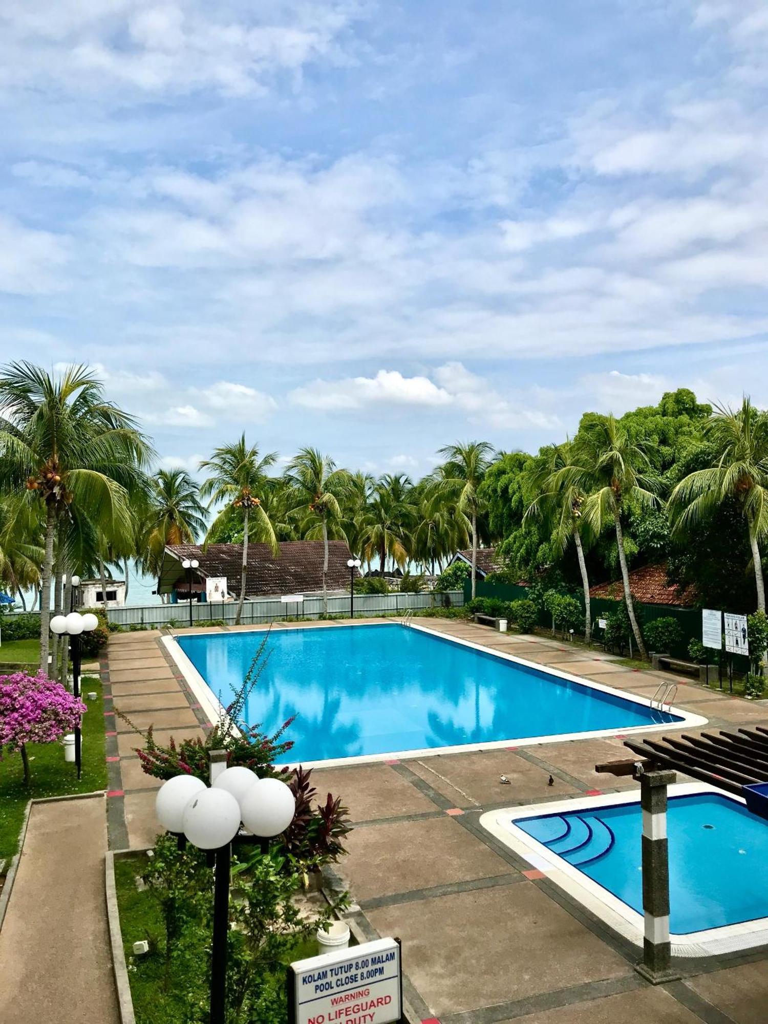 Newly Renovated Comfy Beachfront View At Seri Bulan ポートディクソン エクステリア 写真